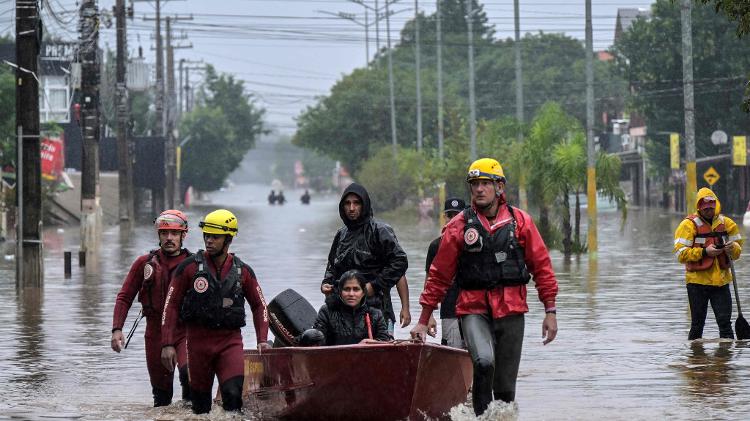 Bombeiros resgatam moradores com barcos, no bairro Santos Dumont, em São Leopoldo (RS)