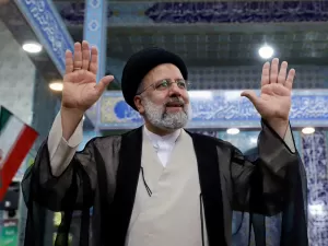 No dividido Irã, morte do presidente é recebida com luto silencioso e comemoração discreta