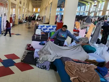 Alojados no maior abrigo do RS após enchente reclamam de comida azeda