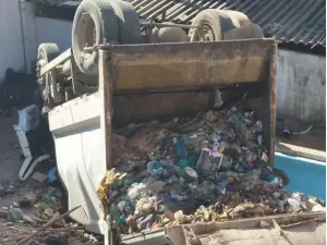 Gari morre após caminhão de coleta de lixo invadir casa e capotar no RJ 