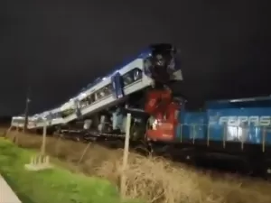 Colisão frontal de trens deixa mortos e feridos perto de Santiago, no Chile