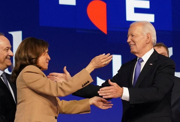 A candidata presidencial democrata e vice-presidente dos EUA, Kamala Harris, e o presidente dos EUA, Joe Biden, na Convenção Nacional Democrata em Chicago 