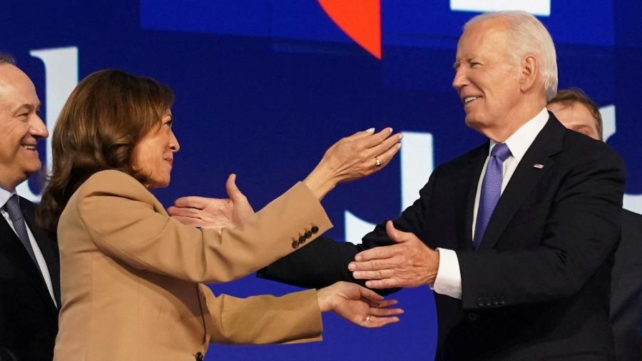 A candidata presidencial democrata e vice-presidente dos EUA, Kamala Harris, e o presidente dos EUA, Joe Biden, na Convenção Nacional Democrata em Chicago 