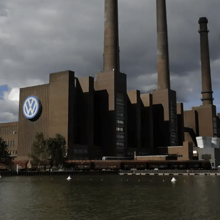 As quatro chaminés da fábrica da Volkswagen, em Wolfsburg, podem ser observadas assim que se chega à cidade