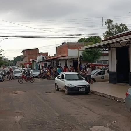 Fila na porte de depósito de água em Imperatriz (MA)