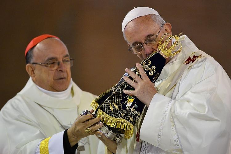 Papa Francisco beija a imagem de Nossa Senhora da Conceição Aparecida no Santuário Nacional da padroeira, em 24 de julho de 2013 Papa Francisco beija a imagem de Nossa Senhora da Conceição Aparecida no Santuário Nacional da padroeira, em 24 de julho de 2013
