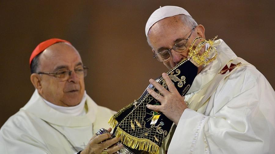 Papa Francisco celebra missa e beija a imagem de Nossa Senhora na Basílica do Santuário Nacional de Aparecida em 24 de julho de 2013 em Aparecida, São Paulo, Brasil. Papa Francisco celebra missa e beija a imagem de Nossa Senhora na Basílica do Santuário Nacional de Aparecida em 24 de julho de 2013 em Aparecida, São Paulo, Brasil.