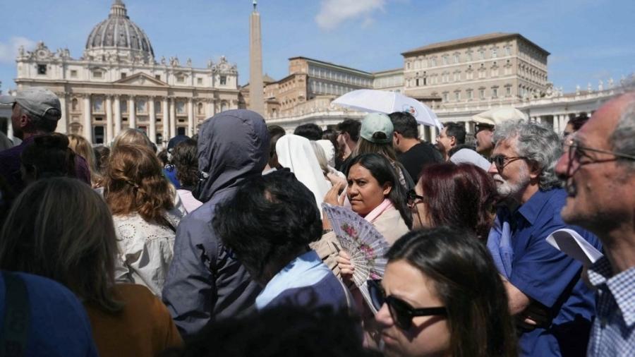 23.jun.2025 - Milhares de pessoas se aglomeraram na praça São Pedro para acompanharem o velório do papa Francisco 23.jun.2025 - Milhares de pessoas se aglomeraram na praça São Pedro para acompanharem o velório do papa Francisco