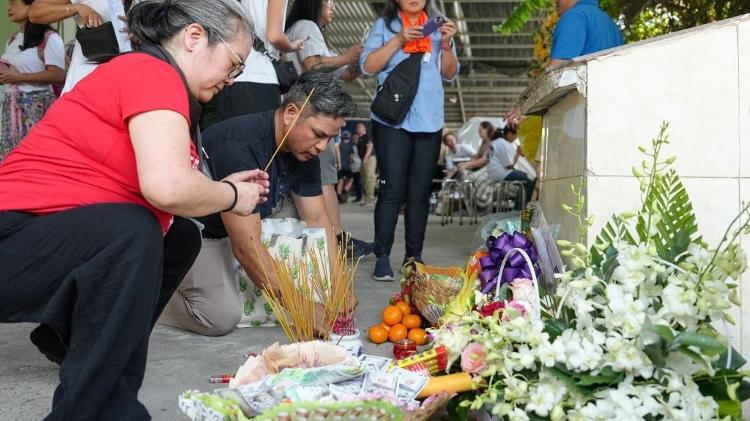 Membros da Operação Babylift reunidos em um monumento em memória à morte de 138 pessoas a bordo do primeiro voo da missão, que caiu em 4 de abril de 1975 Membros da Operação Babylift reunidos em um monumento em memória à morte de 138 pessoas a bordo do primeiro voo da missão, que caiu em 4 de abril de 1975