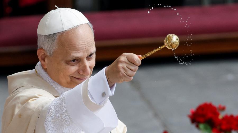 O papa Leão 14 abençoa os fiéis reunidos na Praça São Pedro durante sua missa inaugural O papa Leão 14 abençoa os fiéis reunidos na Praça São Pedro durante sua missa inaugural