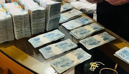 Dinheiro apreendido pela PF durante operação que teve Sóstenes Cavalcante e Carlos Jordy (PL-RJ) como alvos