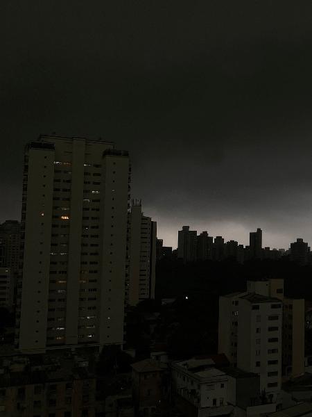 23.out.2024 - Céu escuro pré-chuva forte no final de tarde na cidade de São Paulo