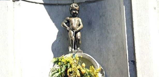 Colocada no centro de Bruxelas, peça é símbolo da cidade e atrai milhares de turistas - BBC