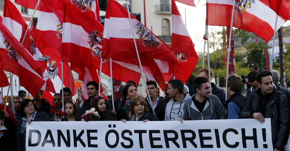 28.set.2015 - Manifestação, com grande participação de refugiados sírios, em prol do apoio austríaco aos refugiados. No cartaz, aparece "Obrigado, Áustria" (Danke Oesterreich) em Viena