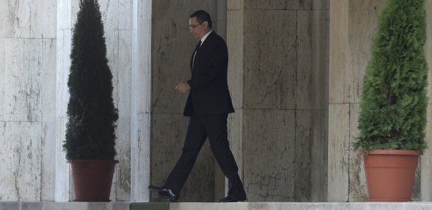 Victor Ponta deixa prédio do governo após anunciar sua renúncia nesta quarta-feira (4) - Inquam Photos/Octav Ganea/Reuters