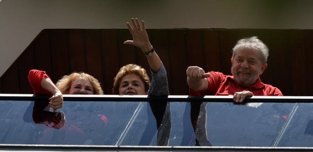 A presidente Dilma Rousseff no prédio onde mora o ex-presidente Luiz Inácio Lula da Silva e Marisa Letícia - Nelson Almeida - 5.mar.2016/AFP