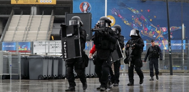 Polícia francesa faz simulação de atentado em Paris: alerta contra atos terroristas na Eurocopa   - Kenzo Tribouillard/AFP