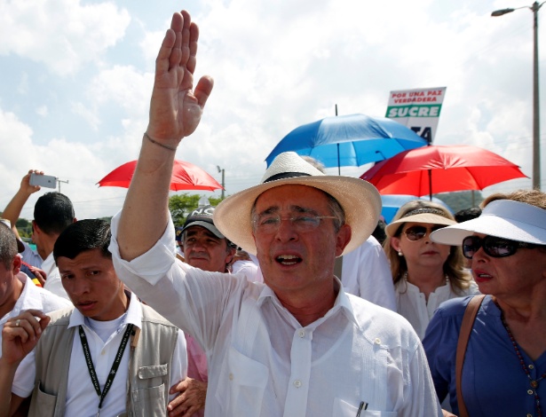 O ex-presidente da Colômbia, Alvaro Uribe, lidera protestos contra o plano de paz com as Farc, em Cartagena - John Vizcaino/Reuters