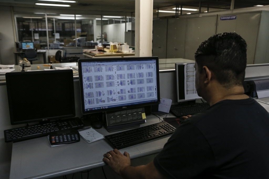 Processo de produção da Bíblia na gráfica da SBB (Sociedade Bíblica Brasileira), em Barueri (SP) - Lucas Lima/UOL