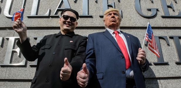 Atores caracterizados como o ditador norte-coreano Kim Jong-un (esq.) e o presidente dos EUA Donald Trump posam para foto diiante do consulado dos EUA em Hong Kong - Anthony Wallace/ AFP