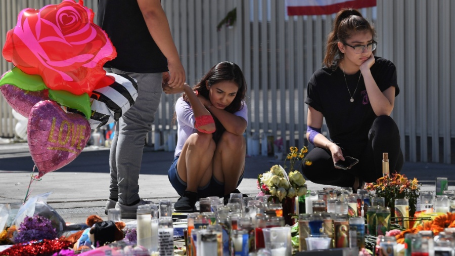 Mulheres rezam em um memorial improvisado, em Las Vegas, em lembrança às vítimas do atentado ocorrido na cidade, em foto de 2017 - Mark Ralston/AFP