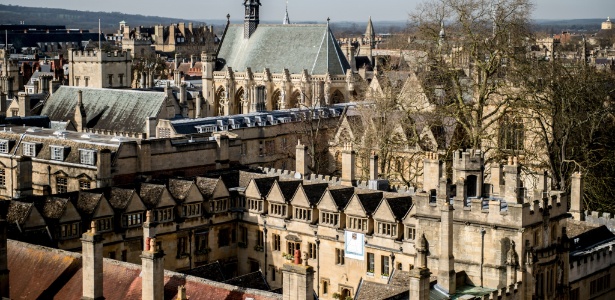 O campus da Universidade de Oxford visto da igreja St. Mary the Virgin, em Oxford, na Inglaterra - Andrew Testa/The New York Times