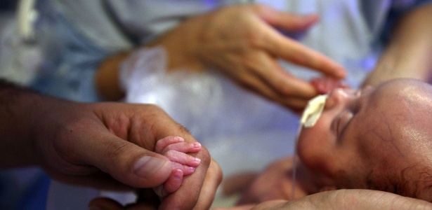Mãe e pai dão banho de balde no pequeno Lucca na UTI neonatal; bebê teve alta após 110 dias de internação - JF Diório/Estadão Conteúdo