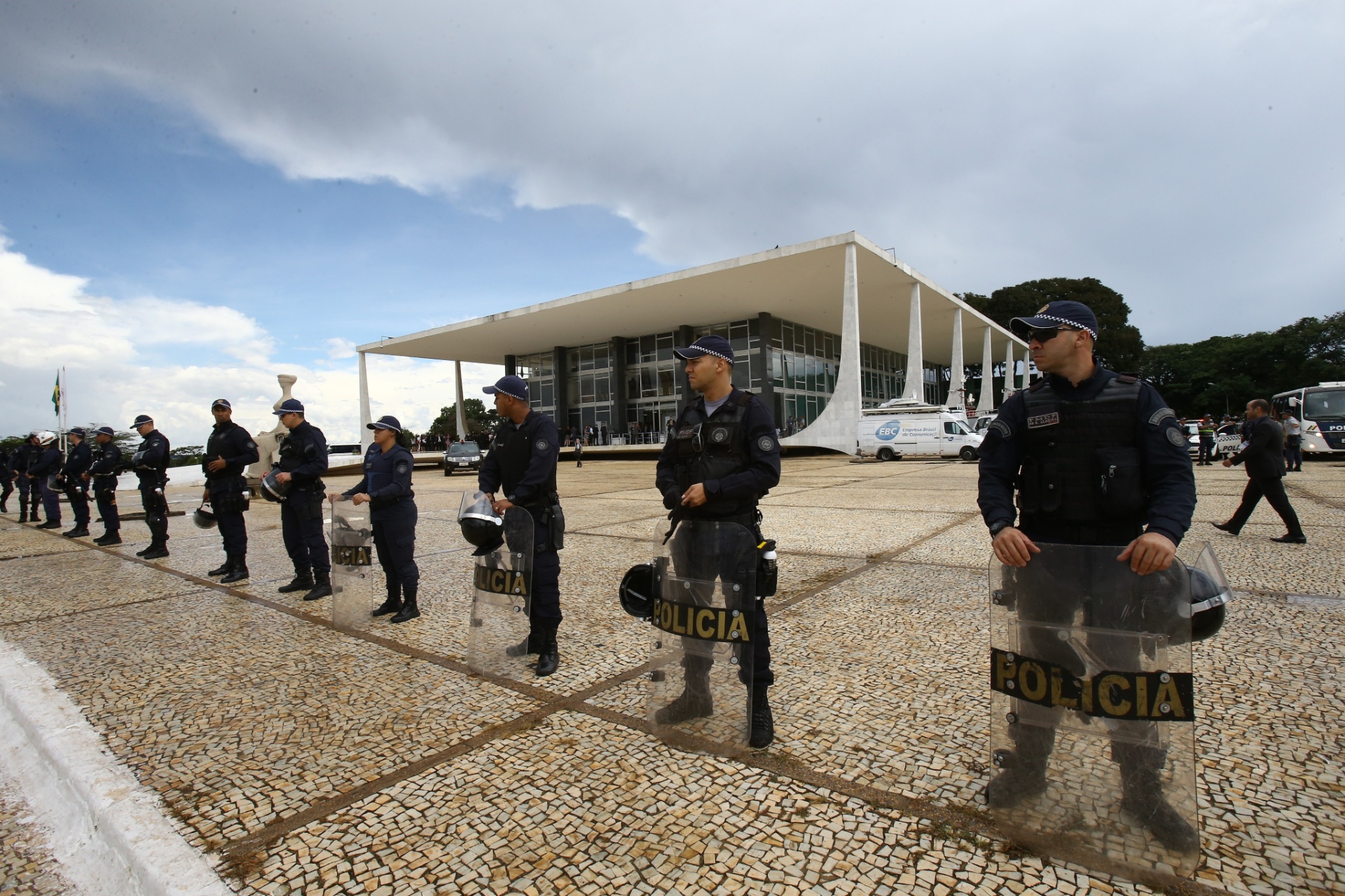 22.mar.2018 - Policiais reforçam a segurança no entorno do prédio do Supremo Tribunal Federal (STF), em Brasília, onde os ministros julgam na tarde desta quinta- feira, 22 - Dida Sampaio/Estadão Conteúdo