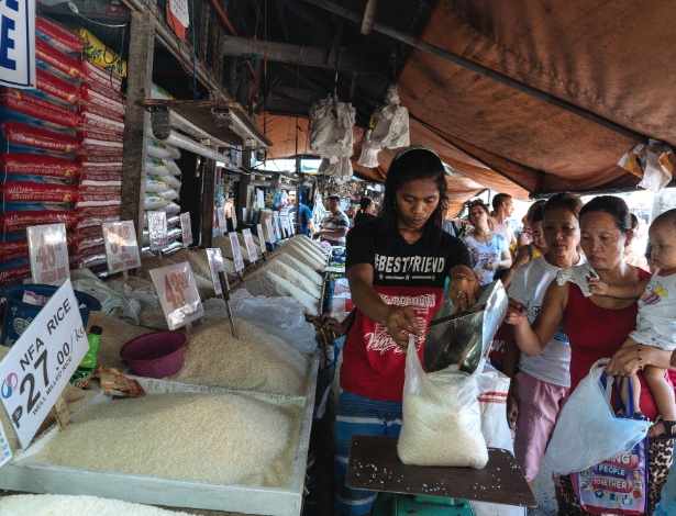 Pessoas fazem fila para receber arroz a preço subsidiado em Manila, nas Filipinas - Hannah Reyes Morales/The New York Times
