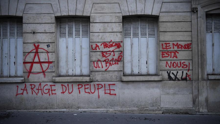"A raiva do povo" e símbolo anarquista em pichação em Paris na manhã de domingo (9) - Eric Feferberg/AFP