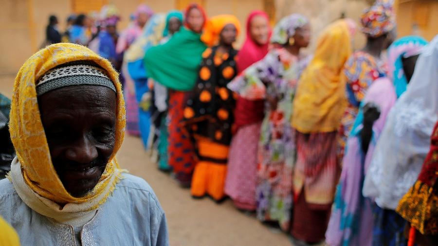 24.fev.2019 - Senegaleses aguardam para depositar seus votos em eleição presidencial no país na região de Fatick - Zohra Bensemra/Reuters