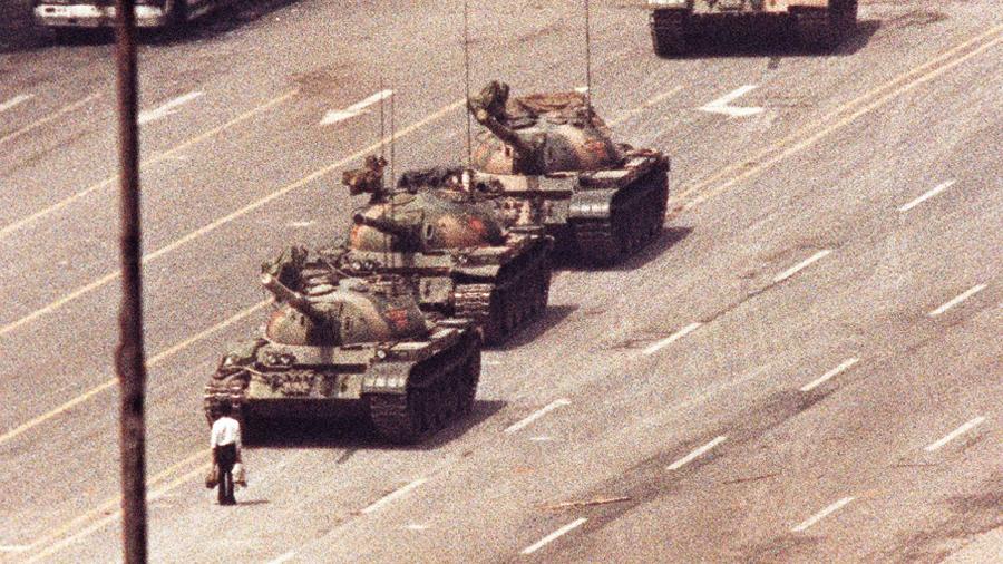 Homem para na frente de tanques em protesto na Praça da Paz Celestial (Tiananmen), em Pequim - Arthur Tsang/Reuters