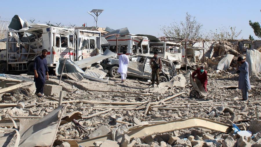 Área onde um carro-bomba explodiu ficou destruída em Qalat, na província de Zabul (Afeganistão) - AFP