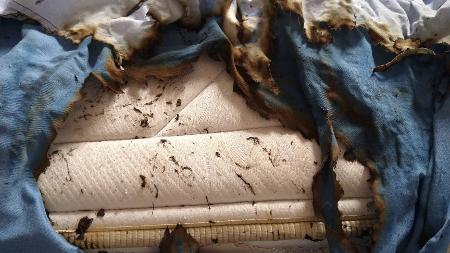 Colchão e roupas de cama ficaram destruídos com explosão de celular - Arquivo pessoal