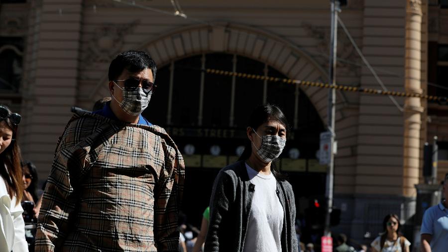 Pessoas usam máscaras na Flinders Street Station, em Melbourne, na Austrália - Andrew Kelly/Reuters