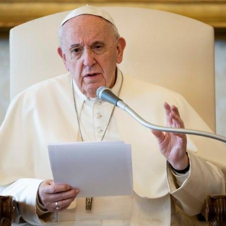 Papa Francisco durante audiência transmitida pela internet de dentro do Vaticano em março - VATICAN MEDIA