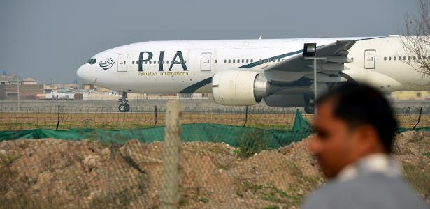 Acidente aéreo | Avião com 99 pessoas a bordo cai em área residencial no Paquistão