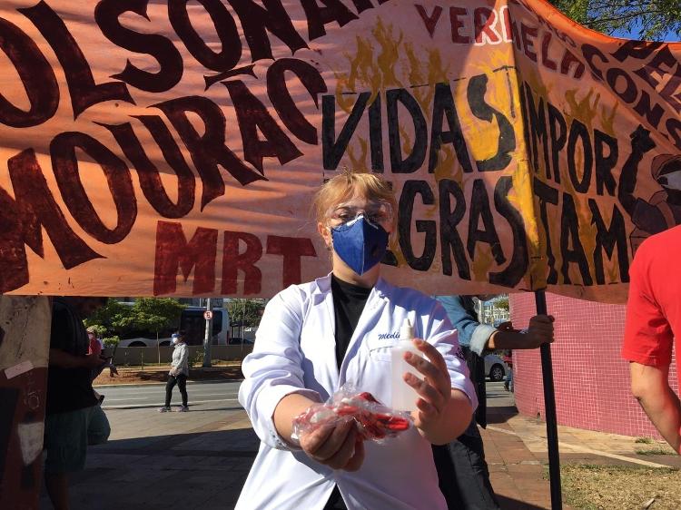 07.06.2020 - A manifestante Letícia Ferreti, no largo da Batata (SP) - Luís Adorno/UOL