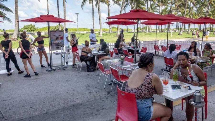 Restaurantes na Flórida reabriram em maio - EPA