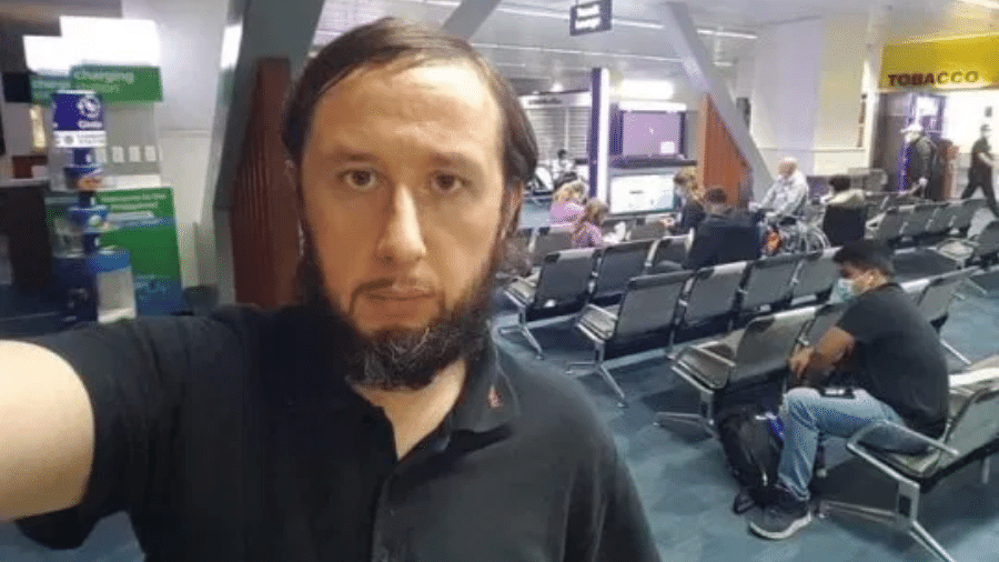 Romam Trofimow, da Estônia, está "preso" há 110 dias no aeroporto de Manila, nas Filipinas, devido à pandemia do novo coronavírus - Reprodução/Viral Press