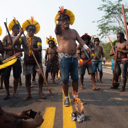 20.ago.2020 - Lideranças indígenas realizam o bloqueio da BR-163, no Pará - JOÃO LAET / AFP