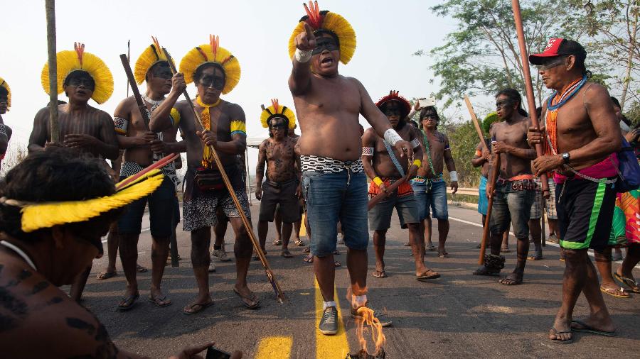 Lideranças indígenas realizam o bloqueio da BR-163, no Pará, desde ontem - JOÃO LAET / AFP