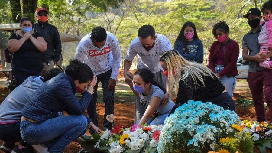 Familiares de vítima da covid-19 durante enterro no cemitério da Vila Formosa, em São Paulo (SP) - Nelson Almeida/AFP