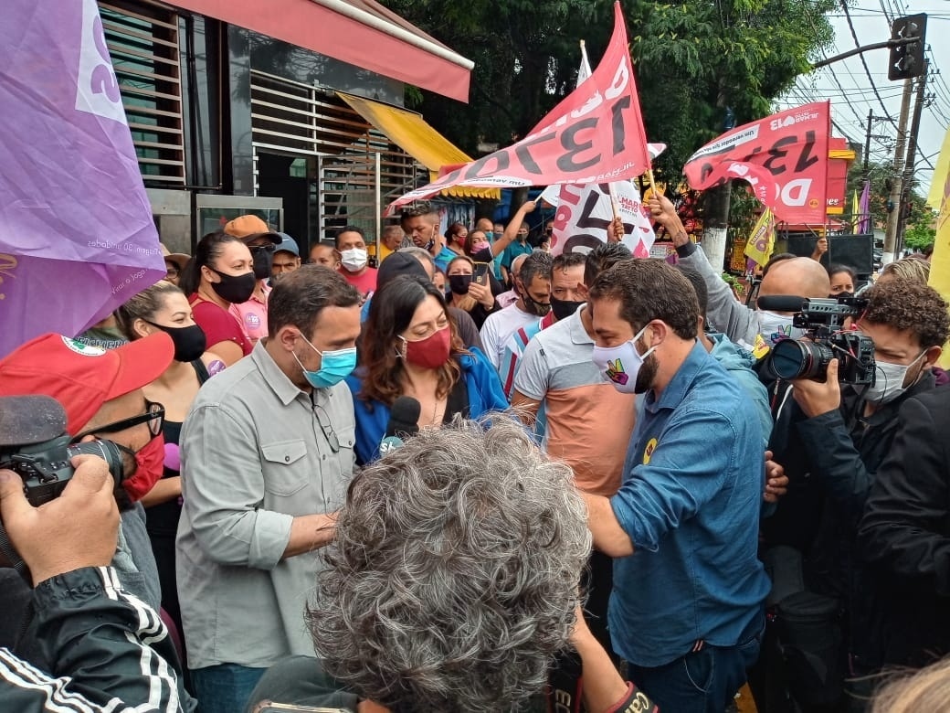 Militância petista infla primeira agenda de campanha de Boulos no 2º turno