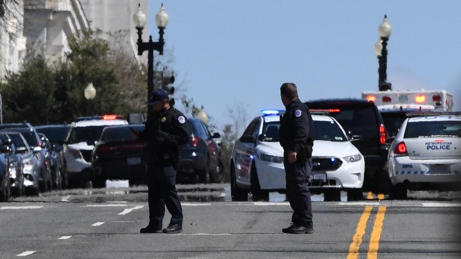 Policiais bloqueiam rua nas proximidades do Capitólio; atropelamento matou um policial - Eric Baradat/AFP