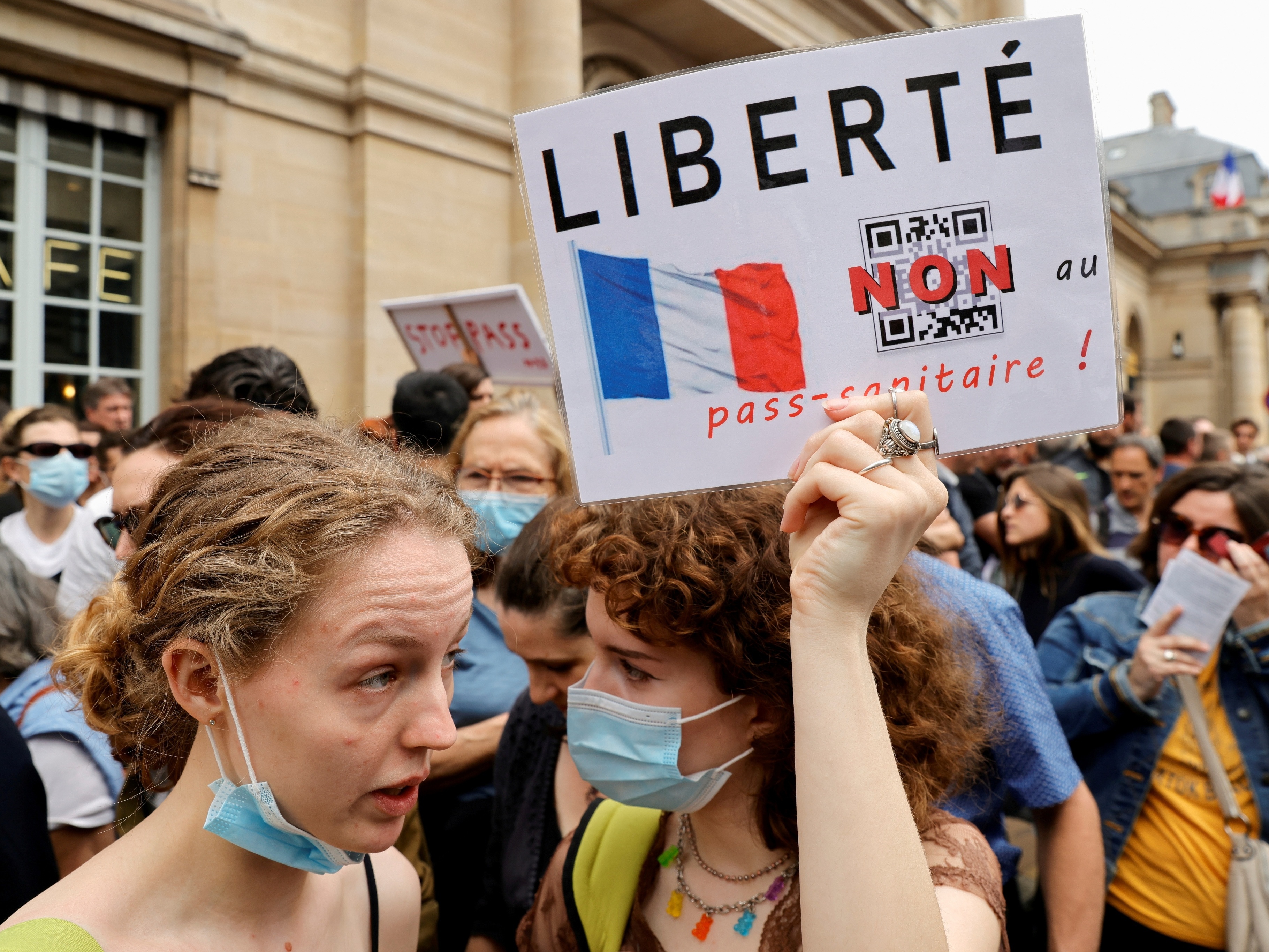 França tem novo dia de protestos contra passaporte da vacina