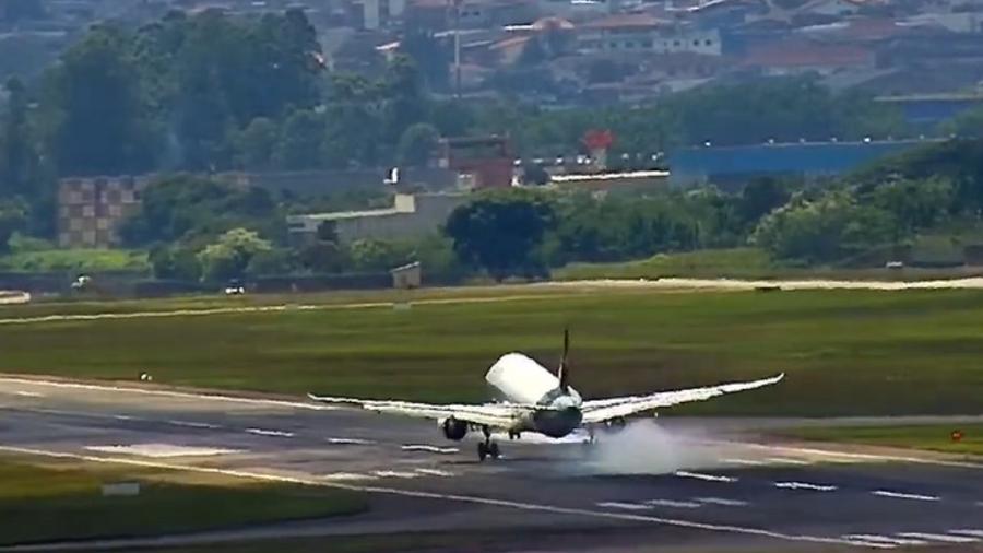 Avião deixou rastro de fumaça ao arremeter - Reprodução/Youtube