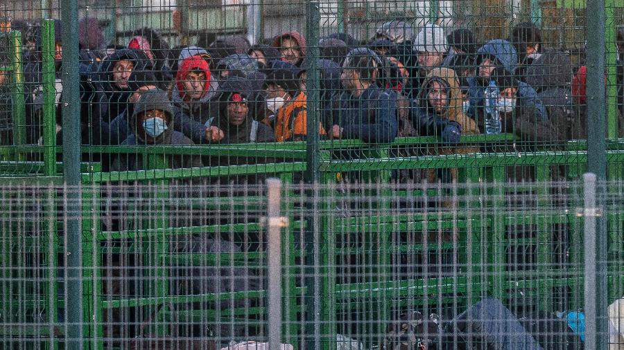 Milhares de ucranianos seguem tentando atravessar a fronteira com a Polônia, país que mais recebeu refugiados - Wojtek Radwanski/AFP