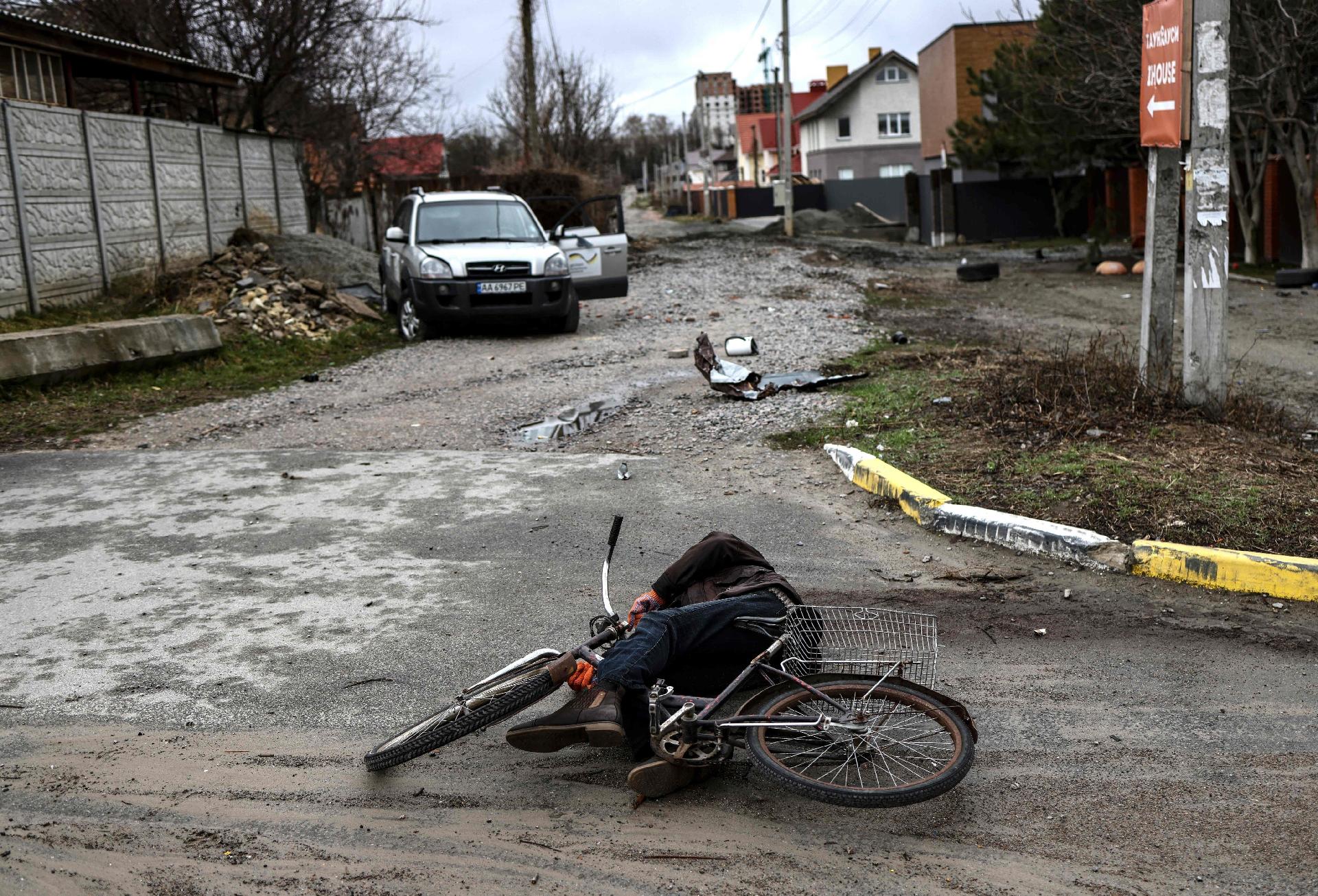 April 2, 2022 - Ukrainian forces retrieved the bodies of at least 20 people in plain clothes today in the city of Bucha, northwest of Kiev - Ronaldo Schemidt/AFP