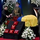 17.May.2022 - Ukrainian President Volodymyr Zelensky lays flowers on the coffin of former Ukrainian President Leonid Kravchuk at a funeral in Kiev - Sergei Supinsky/AFP